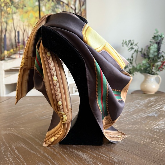 Authentic GUCCI Scarf - Picture 5 of 8